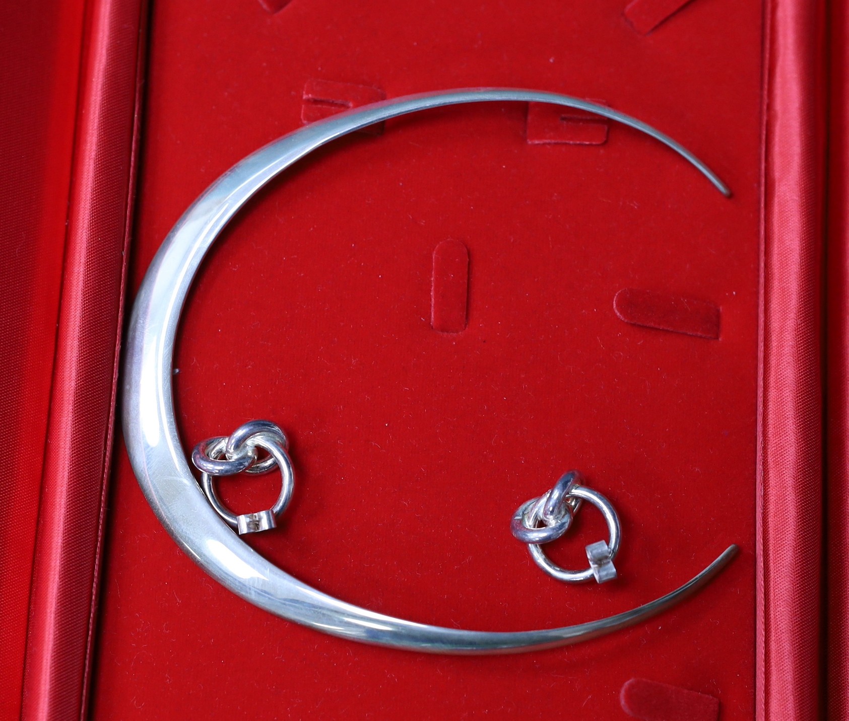 Assorted costume jewellery.